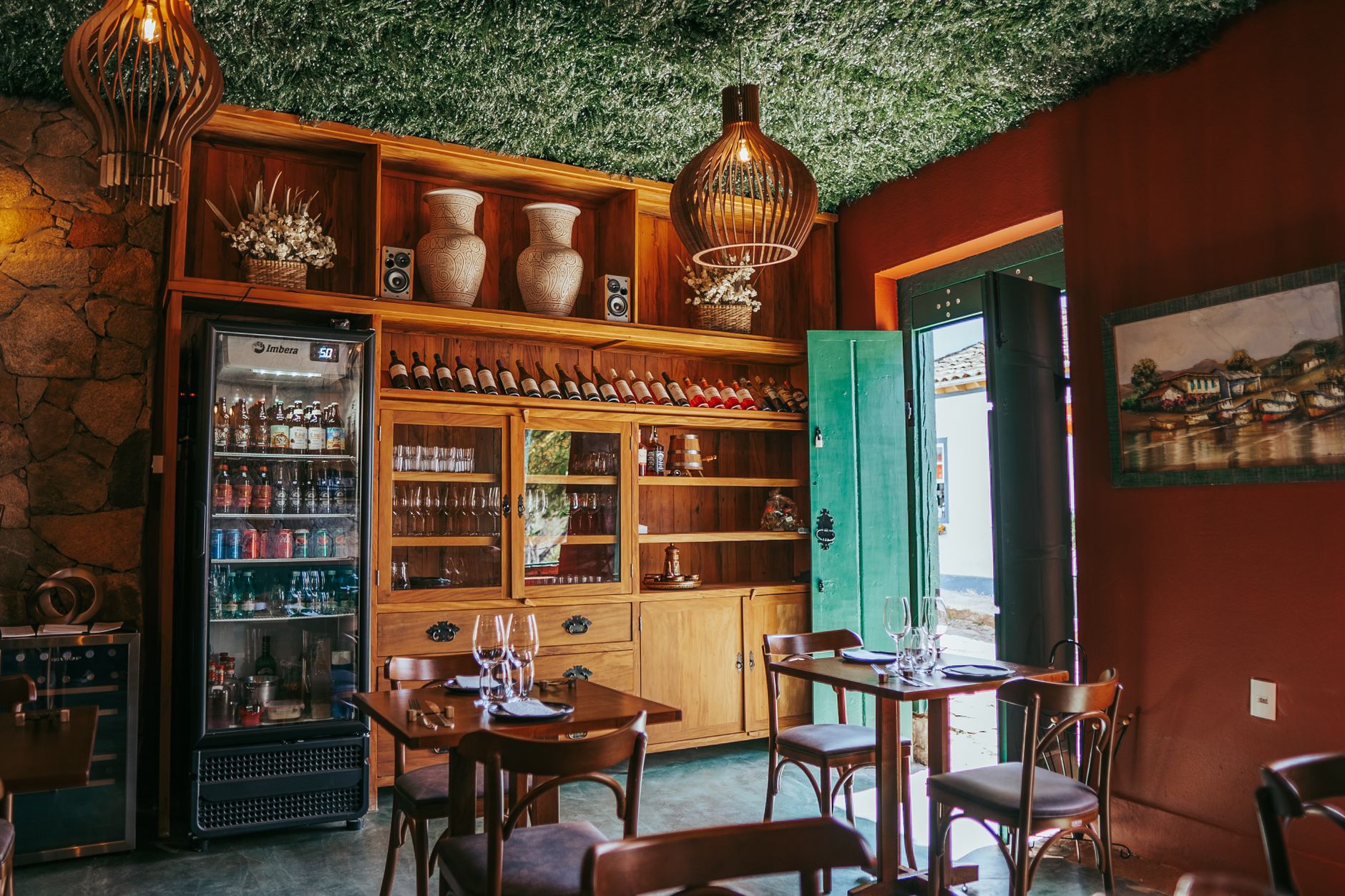 Bares e restaurantes que costumavam ficar abertos até mais tarde terão que mudar a rotina, fechar às 23h e descumprimento pode resultar em multa e até perda do alvará 1 Bar brasileiro aconchegante em Tiradentes com exibição de vinhos e decoração rústica.