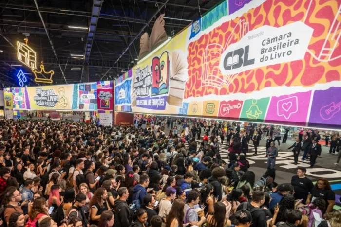 A Bienal que virou festival: 760 mil pessoas, recordes de venda e polêmicas para além dos livros 1 Multidão na Bienal do livro de São Paulo