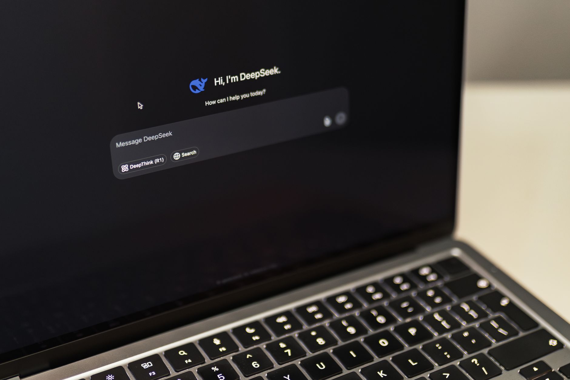 Bilionário que ajudou a criar uma das maiores empresas de tecnologia do mundo faz alerta sobre a IA e diz que pode provocar 1 bilhão de mortes se cair nas mãos erradas 1 Um MacBook exibindo a interface DeepSeek AI, demonstrando inovação digital.