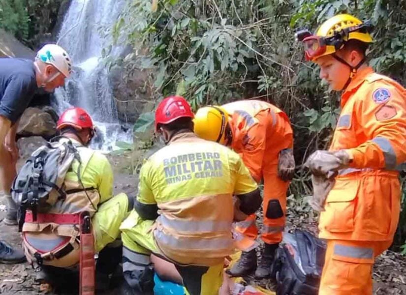Mulher que praticava rapel é resgatada pelos Bombeiros após cair de uma altura de 10 metros 1 mulher