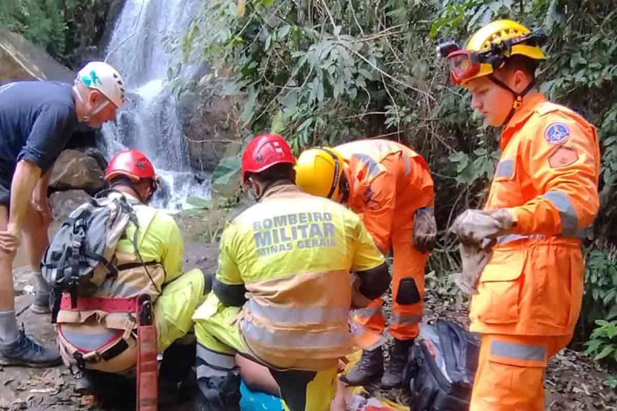 Mulher que praticava rapel é resgatada pelos Bombeiros após cair de uma altura de 10 metros