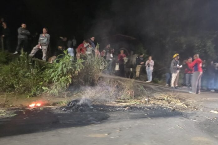 Moradores do Borboleta bloqueiam trânsito e cobram melhorias na sinalização