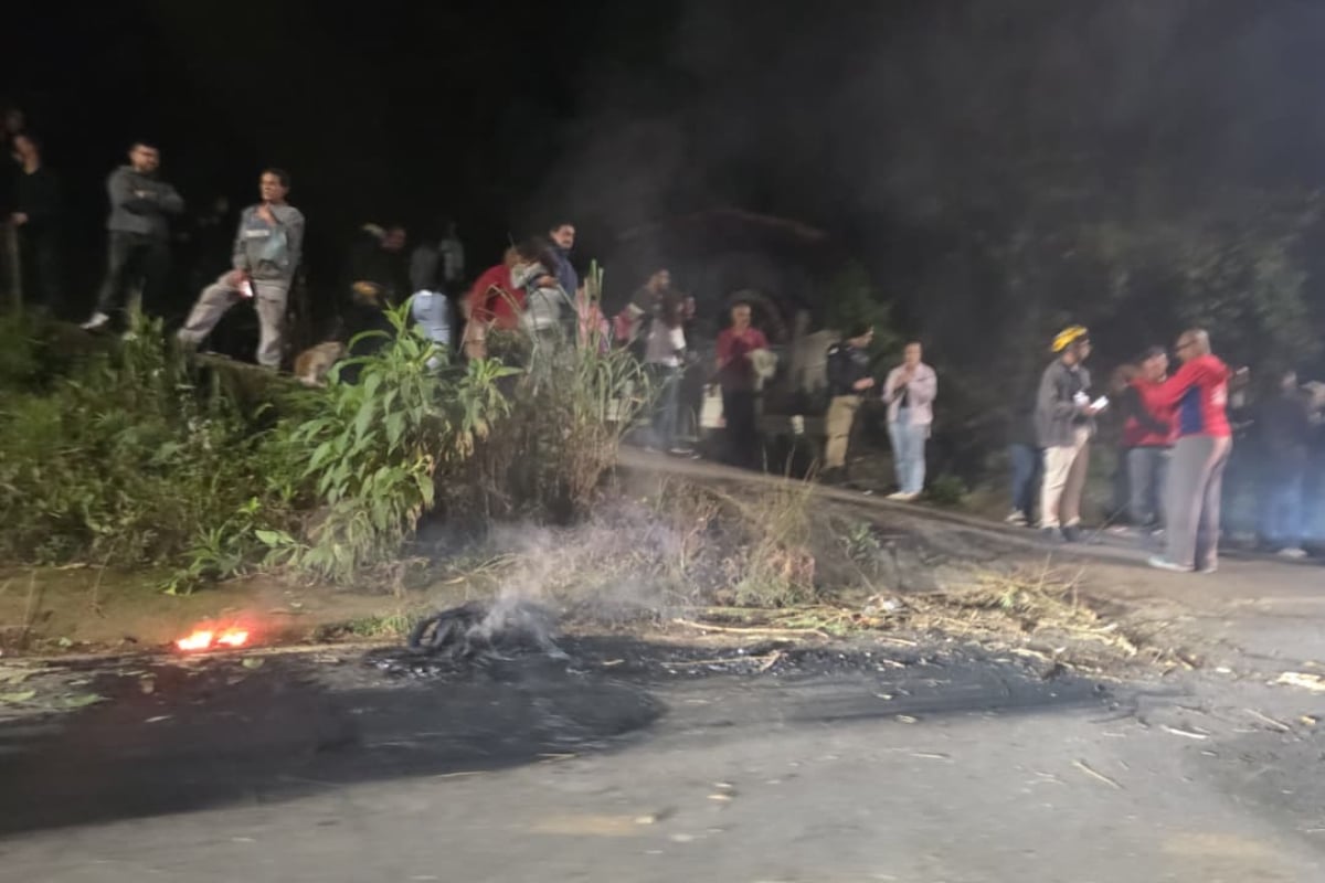 Em Juiz de Fora, moradores do Borboleta bloqueiam trânsito e cobram melhorias na sinalização