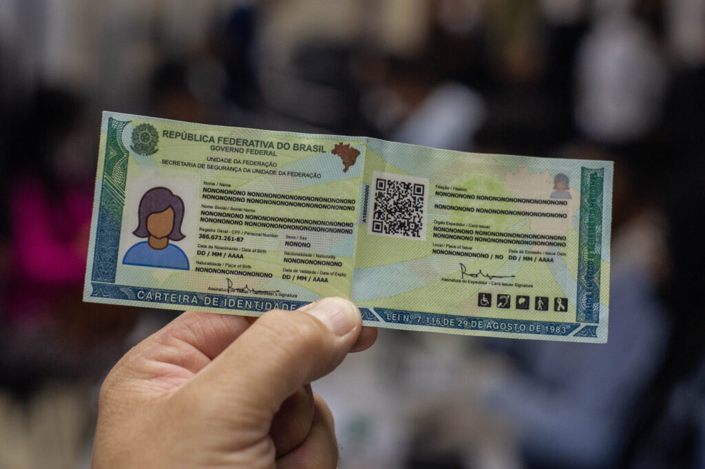 Brasileiros podem substituir o antigo RG por documento físico e digital sem pagar, e ele ainda vale para viajar pelo Mercosul