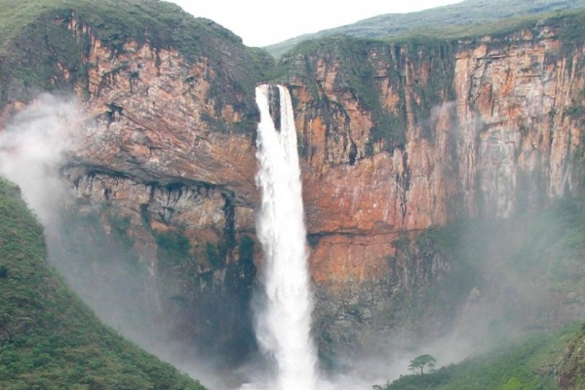 Após 40 dias interditada, Justiça autoriza reabertura da cachoeira mais alta de Minas Gerais
