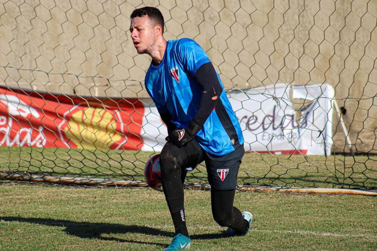 Juiz-forano João Caniato é anunciado como goleiro de clube treinado por ex-Corinthians e Atlético-MG