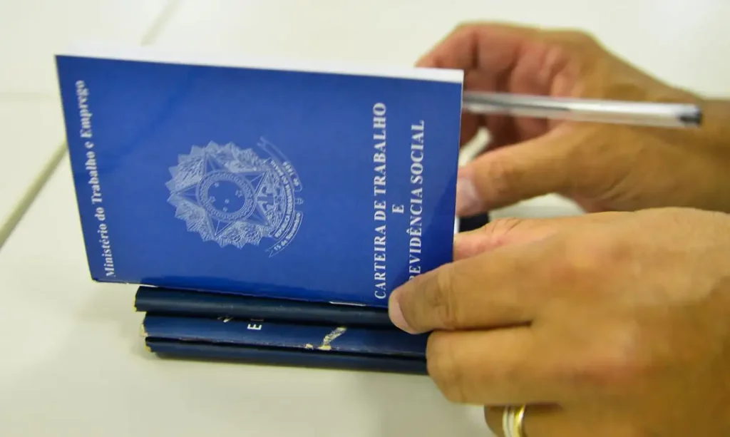 Trabalhador falta seis vezes sem justificar e perde seis dias de férias, porque CLT reduz o descanso conforme o número de ausências