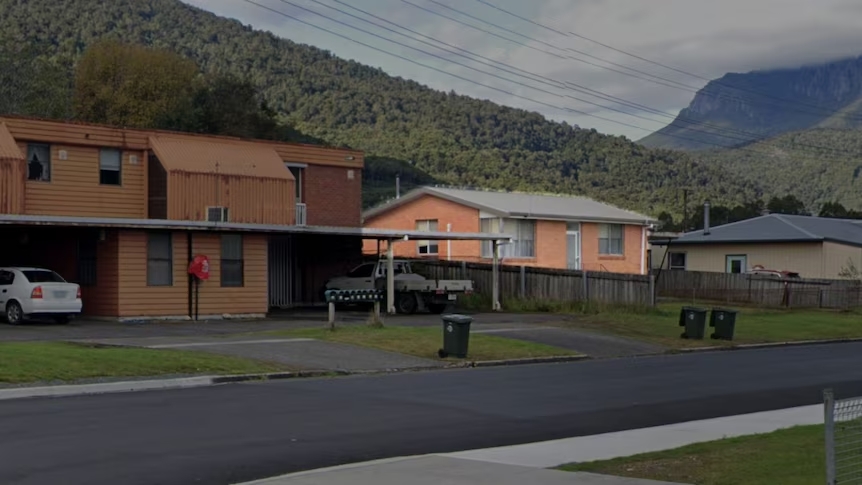 Casal compra oito apartamentos e só anos depois percebe que escritura também incluía uma casa; 12 anos mais tarde tenta expulsar diretor de escola do imóvel