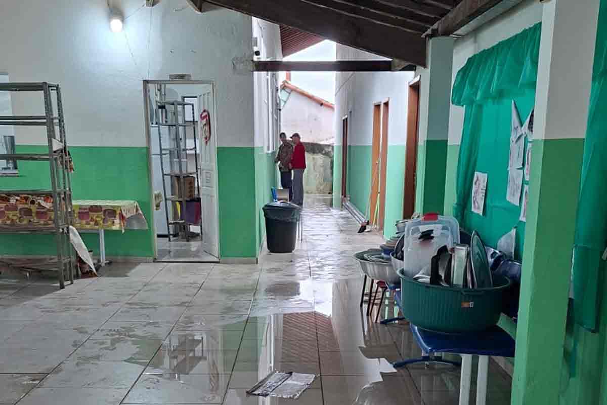 Escola Municipal de Ibitipoca suspende aulas após transtornos provocados por chuva de granizo