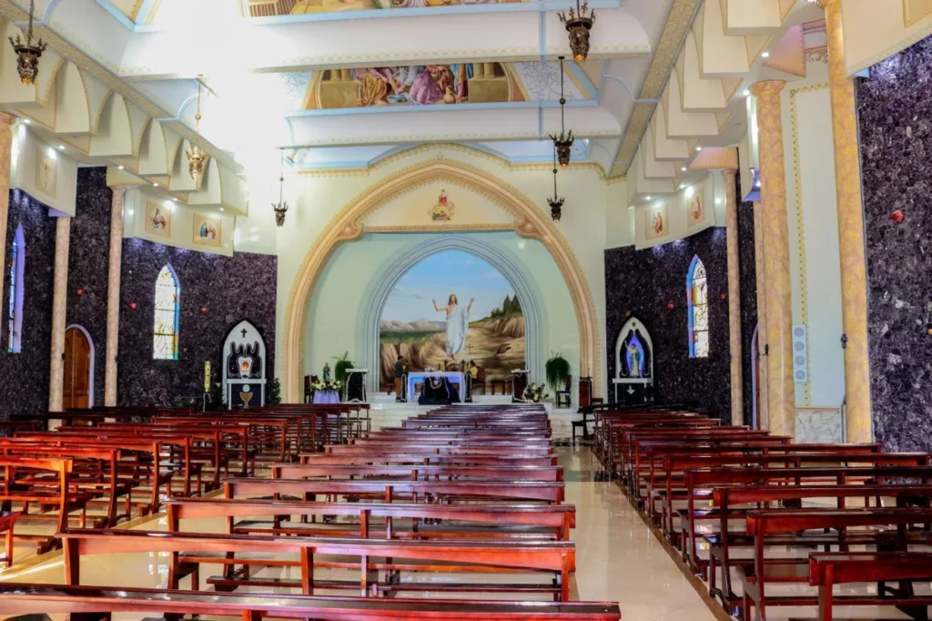 Cidade brasileira de 8 mil moradores esconde igreja coberta por 40 toneladas de pedras preciosas