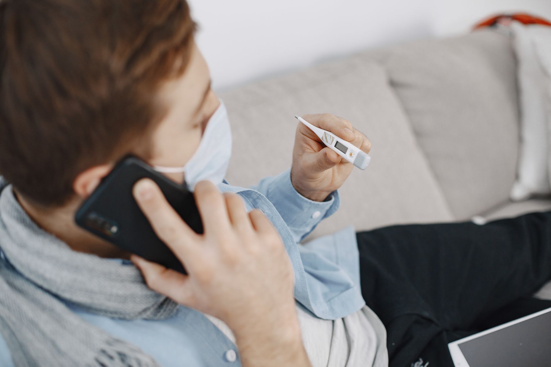 Cientistas revelam qual é a temperatura mais quente que o corpo humano consegue aguentar 1 Um homem verifica sua temperatura durante uma consulta de telemedicina em casa, usando uma máscara facial por segurança.