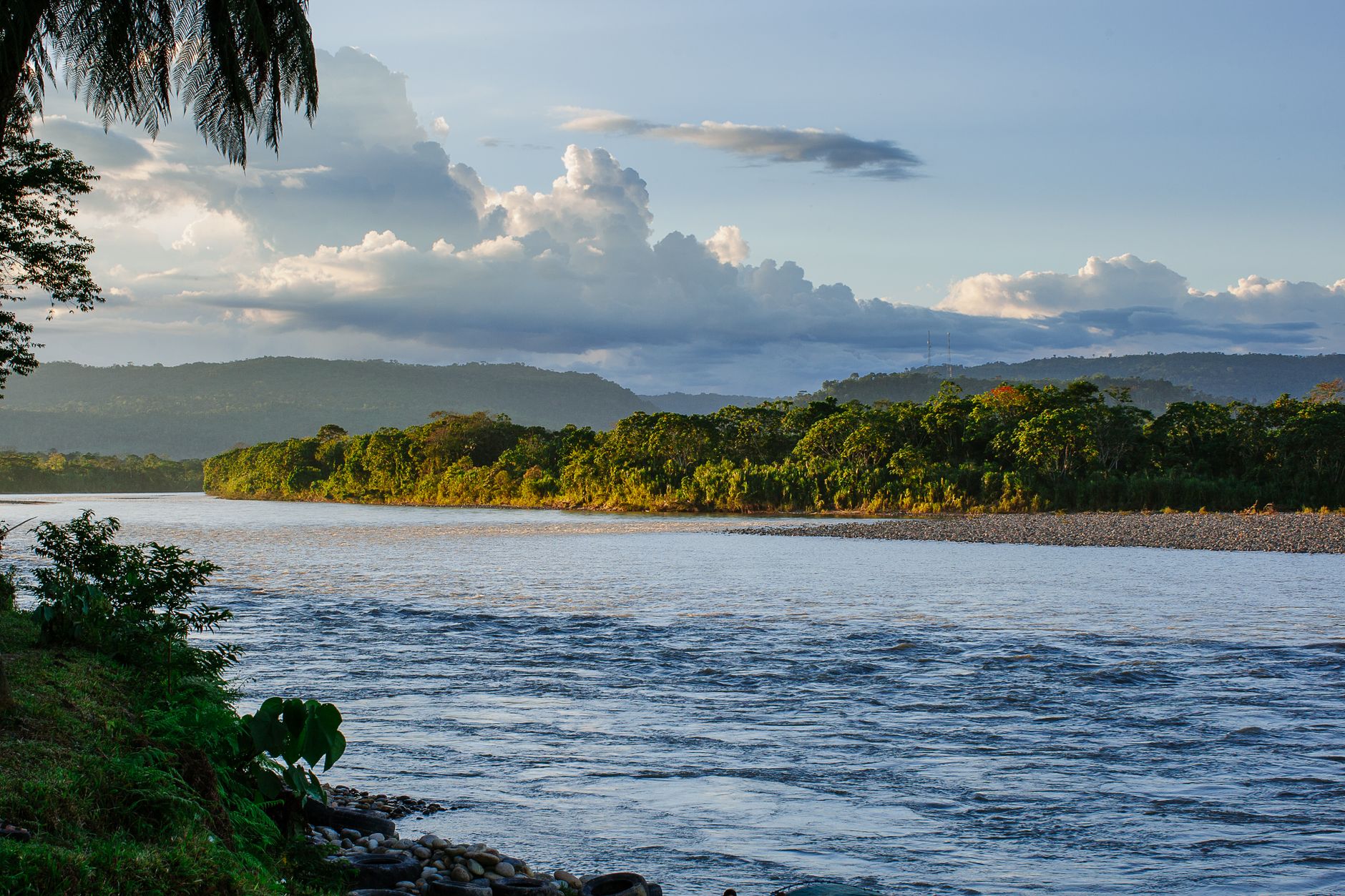Cientistas sobrevoaram a Amazônia, usaram tecnologia capaz de enxergar através da copa das árvores e descobriram construções antigas, mudando o que se sabia sobre quem viveu na floresta 2 Linda paisagem do Rio Tena com floresta verdejante e céu azul.