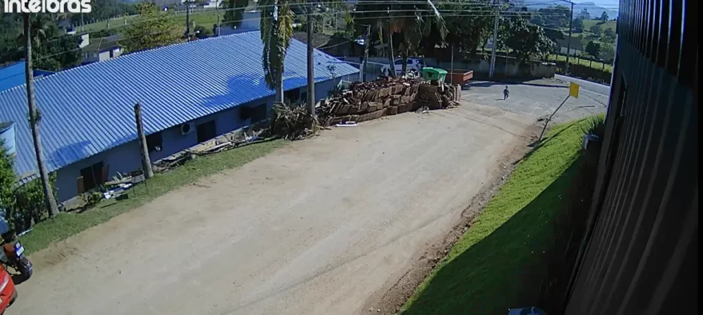 Criança de 1 ano e 6 meses deixou uma creche sem que ninguém percebesse, caminhou sozinha pelas ruas e acabou chegando até a própria mãe