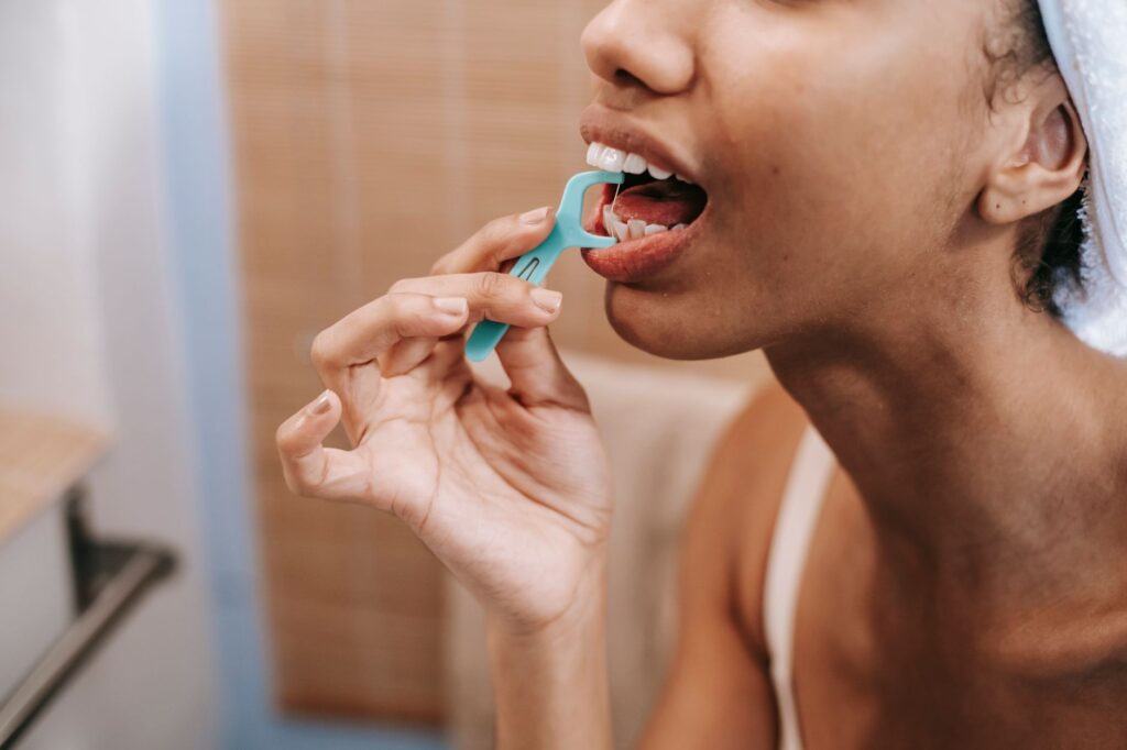 Dentista explica por que passar o fio dental rapidamente entre os dentes não é suficiente e ensina técnica que remove a placa e ajuda a prevenir o mau hálito