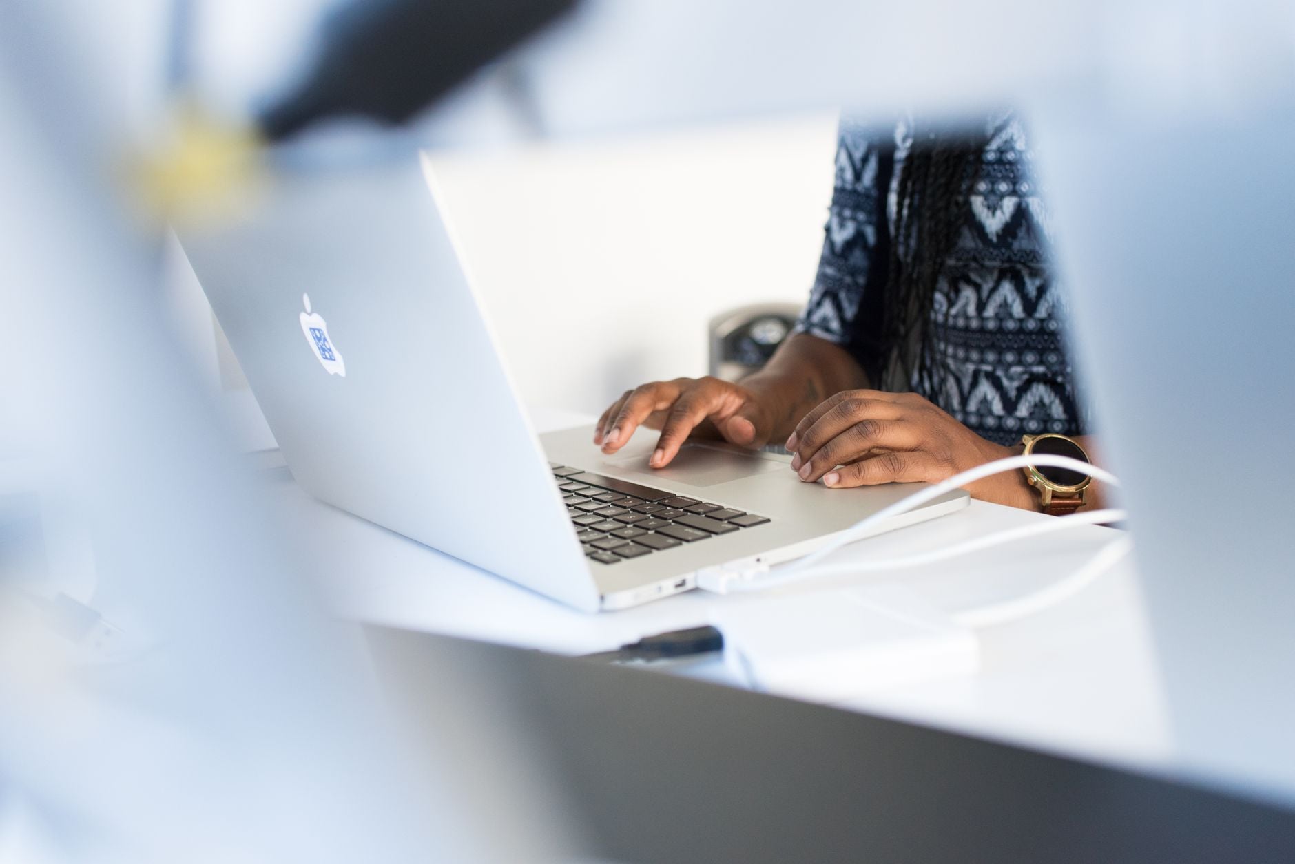 Depois de anos trabalhando na empresa, funcionária finalmente tentou conseguir a promoção que queria, mas acabou descobrindo uma decisão da empresa que mudou completamente seus planos 2 Mulher digitando em um laptop em uma mesa em um ambiente de escritório moderno, focada no trabalho.