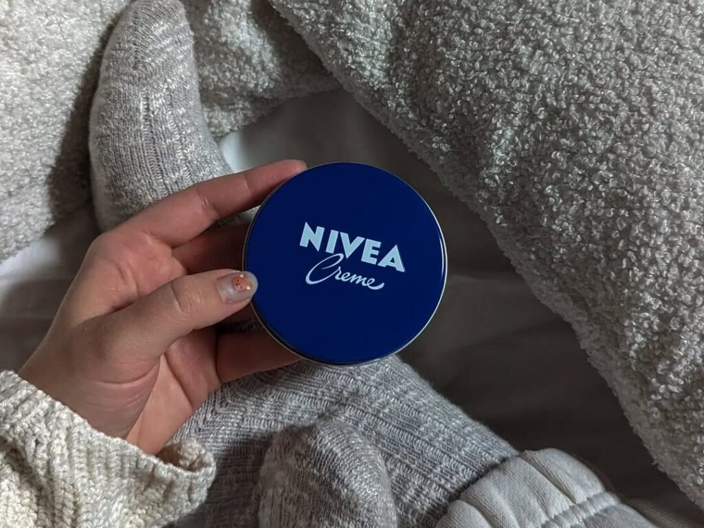 Dermatologista revela como usar o creme Nivea da tampa azul do jeito certo