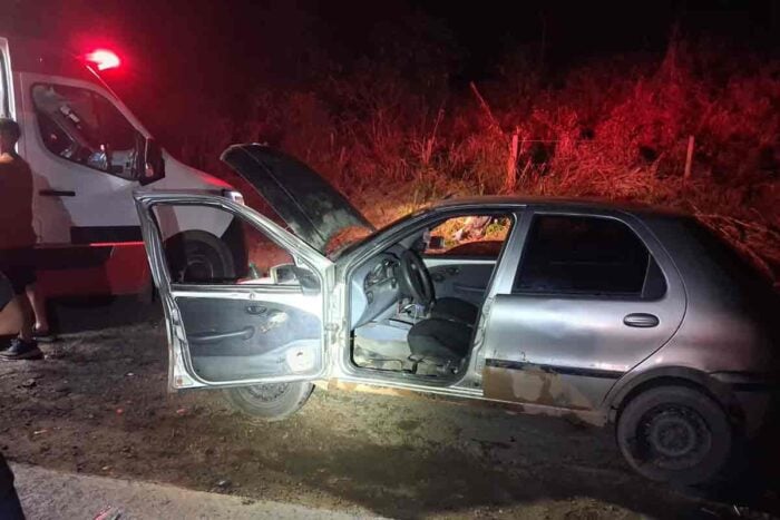 Homem é atingido por ônibus enquanto verificava pane em carro na MG-133 1 homem