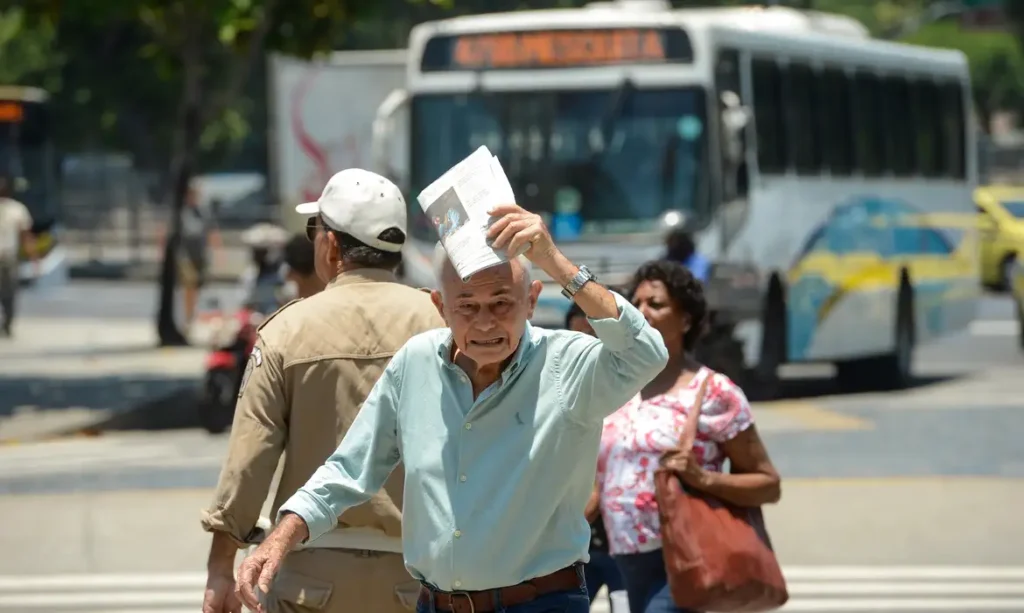 Especialistas pedem que brasileiros se preparem para o que vai acontecer com o clima do Brasil em outubro