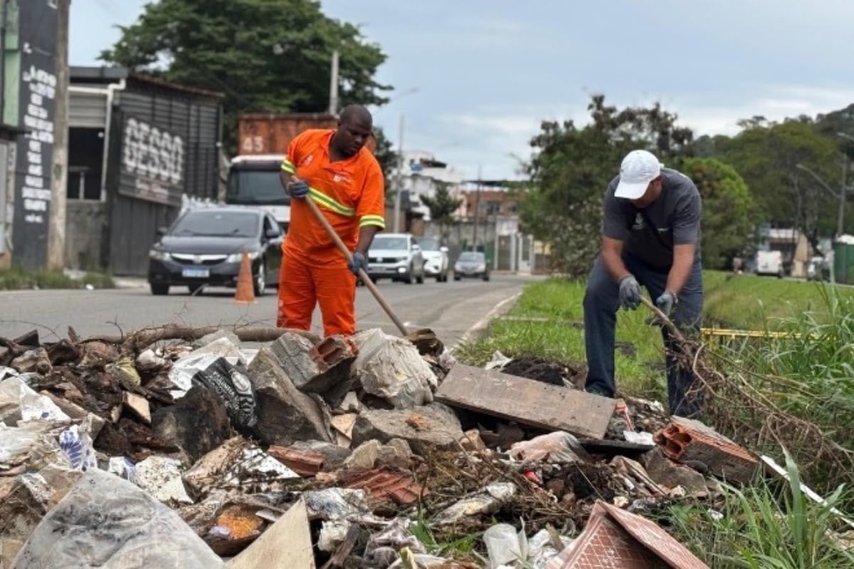 Descarte irregular deixa 16 toneladas de resíduos em vias do Teixeiras
