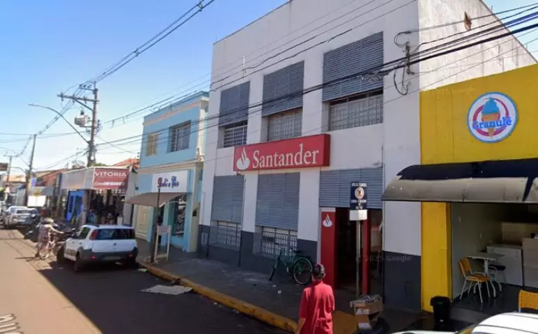 Ela trabalhava havia mais de 12 anos no banco e tinha acesso às contas dos clientes, mas investigação aponta que dinheiro de idosos começou a desaparecer e casal acabou preso 1 ela trabalhava havia mais de 12 anos no banco e tinha a