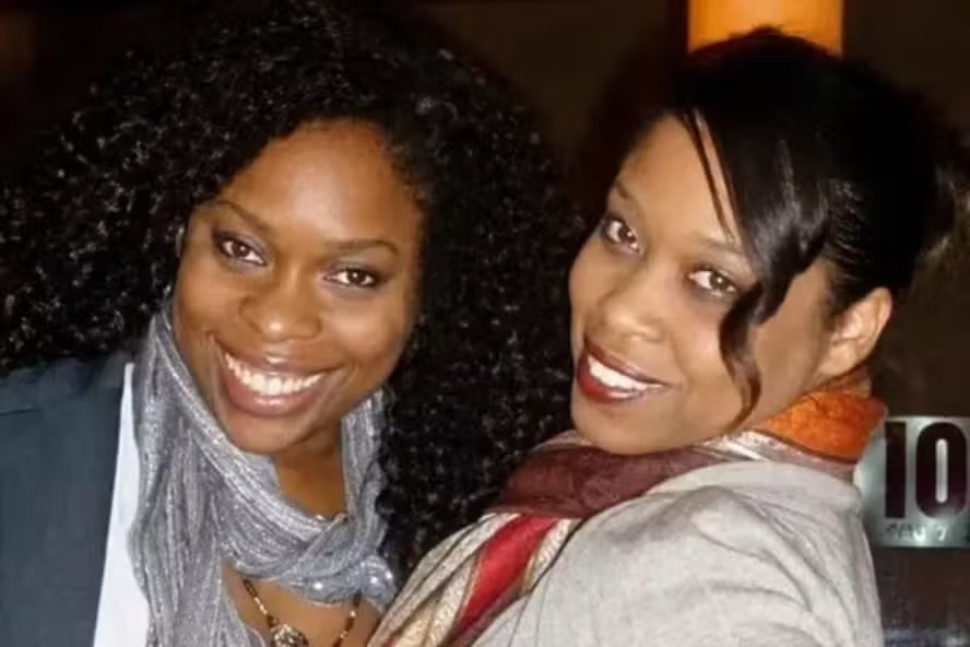 Elas nasceram no mesmo dia, cresceram juntas e sempre se consideraram irmãs de sangue, até que um teste de DNA aos 49 anos revelou que cada uma tinha um pai diferente