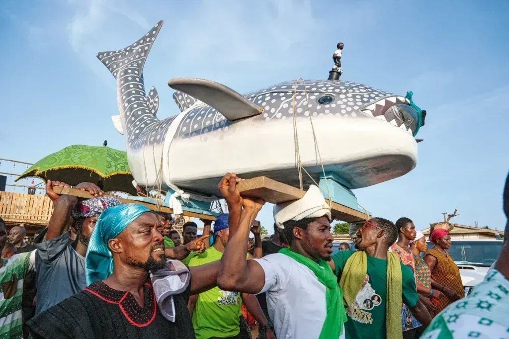 Em Gana, na África, caixões ganham forma de peixe, avião e sapato para contar a história de quem morreu