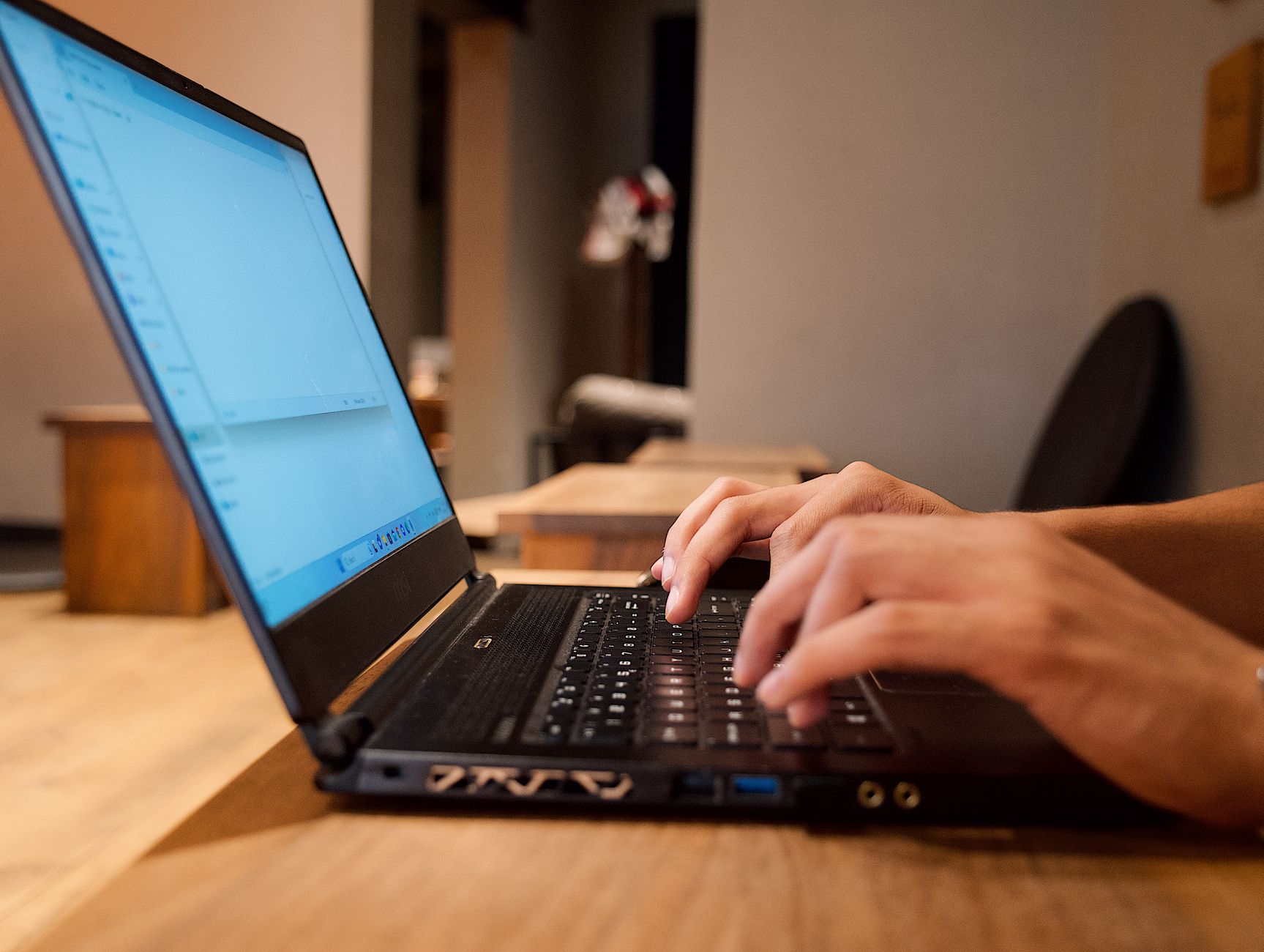 Emprego na Europa oferece comida, transporte e moradia em propriedade rural em troca de apenas 16 horas de trabalho por semana, deixando três dias livres para aproveitar a região 1 Mãos digitando em um laptop em um ambiente de escritório moderno, perfeito para ilustrar conceitos de trabalho ou produtividade.