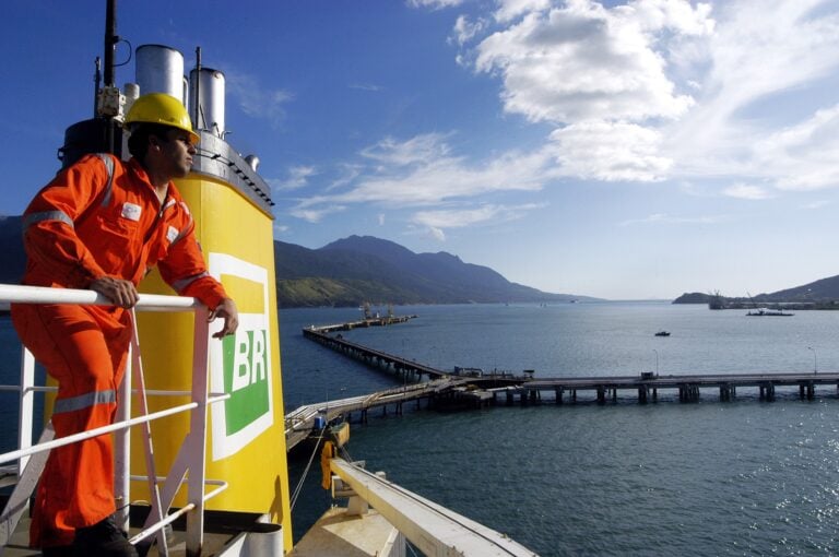 Empresa ligada à Petrobras procura 4.171 profissionais e paga salários de até R$ 15 mil; inscrições terminam dia 21