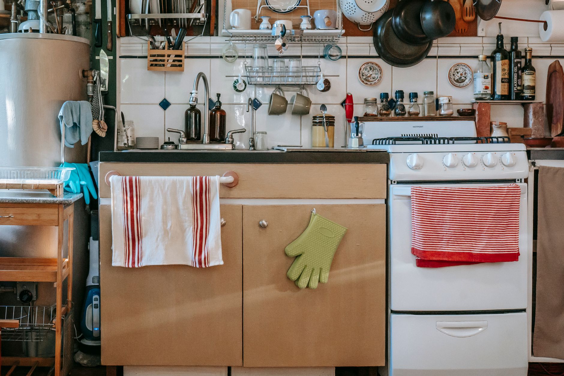 Especialista revela quantas vezes você realmente deve lavar as mãos durante o dia e aponta o lugar da casa que concentra mais germes 1 Encantadora cozinha vintage com vários eletrodomésticos, utensílios e decoração, criando uma atmosfera quente e acolhedora.
