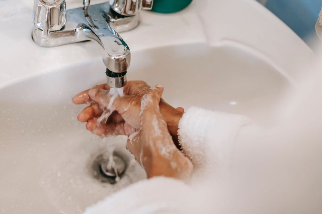 Especialista revela quantas vezes você realmente deve lavar as mãos durante o dia e aponta o lugar da casa que concentra mais germes