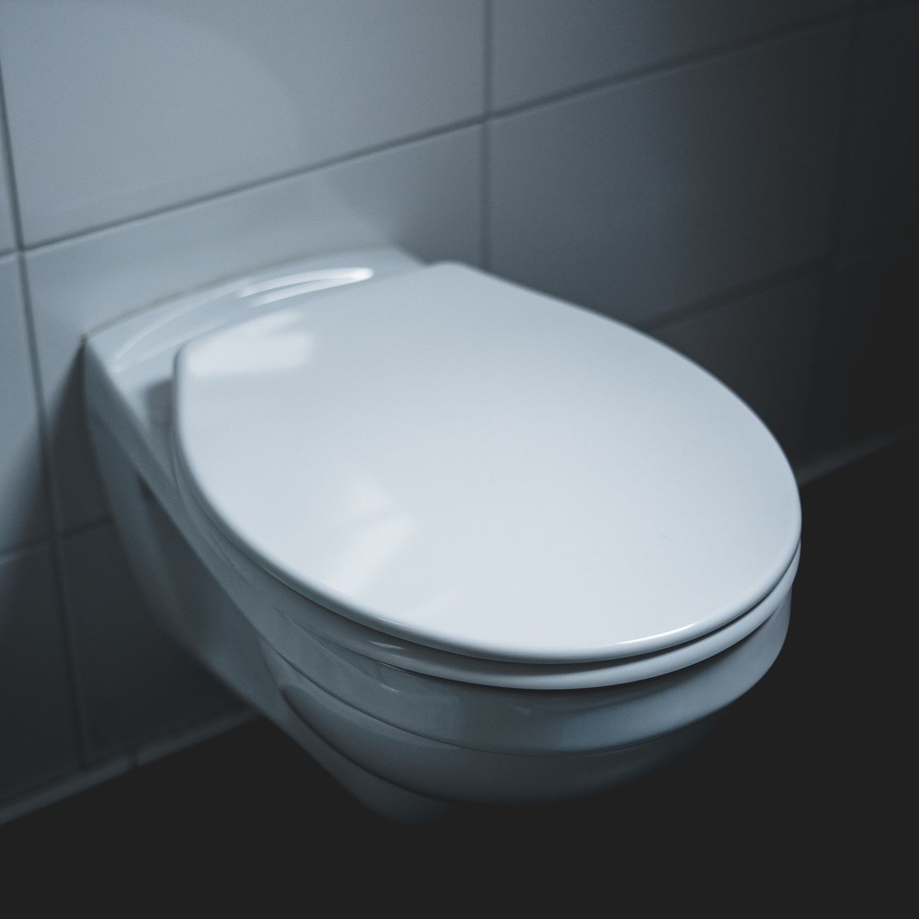 Especialista revela quantas vezes você realmente deve lavar as mãos durante o dia e aponta o lugar da casa que concentra mais germes 3 Um vaso sanitário branco moderno e elegante em um banheiro minimalista bem iluminado.