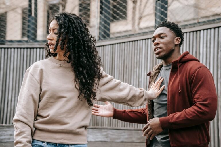 Especialistas em psicologia revelam três frases usadas por quem consegue manter o controle quando alguém tenta provocá-lo durante uma conversa