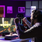 Competição universitária de esportes eletrônicos recebe inscrições até 15 de setembro; saiba como participar 10 esports player playing videogames celebrating after winning online match72