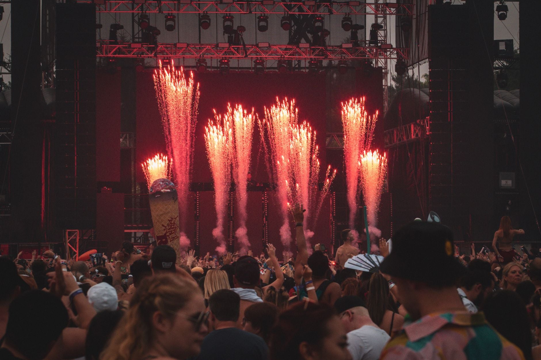 “Eu deveria ter feito isso antes”: pessoas com mais de 30 anos compartilham arrependimentos e conselhos que gostariam de ter recebido quando eram mais jovens 4 Concerto musical animado com uma multidão e fogos de artifício deslumbrantes iluminando o palco.