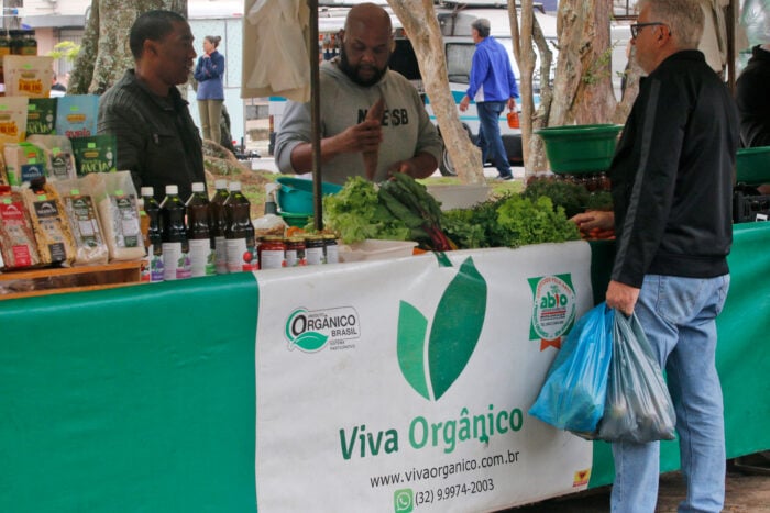 Economia Popular Solidária em JF: outra forma de produzir e vender 3 feira mogico praca felipe couri