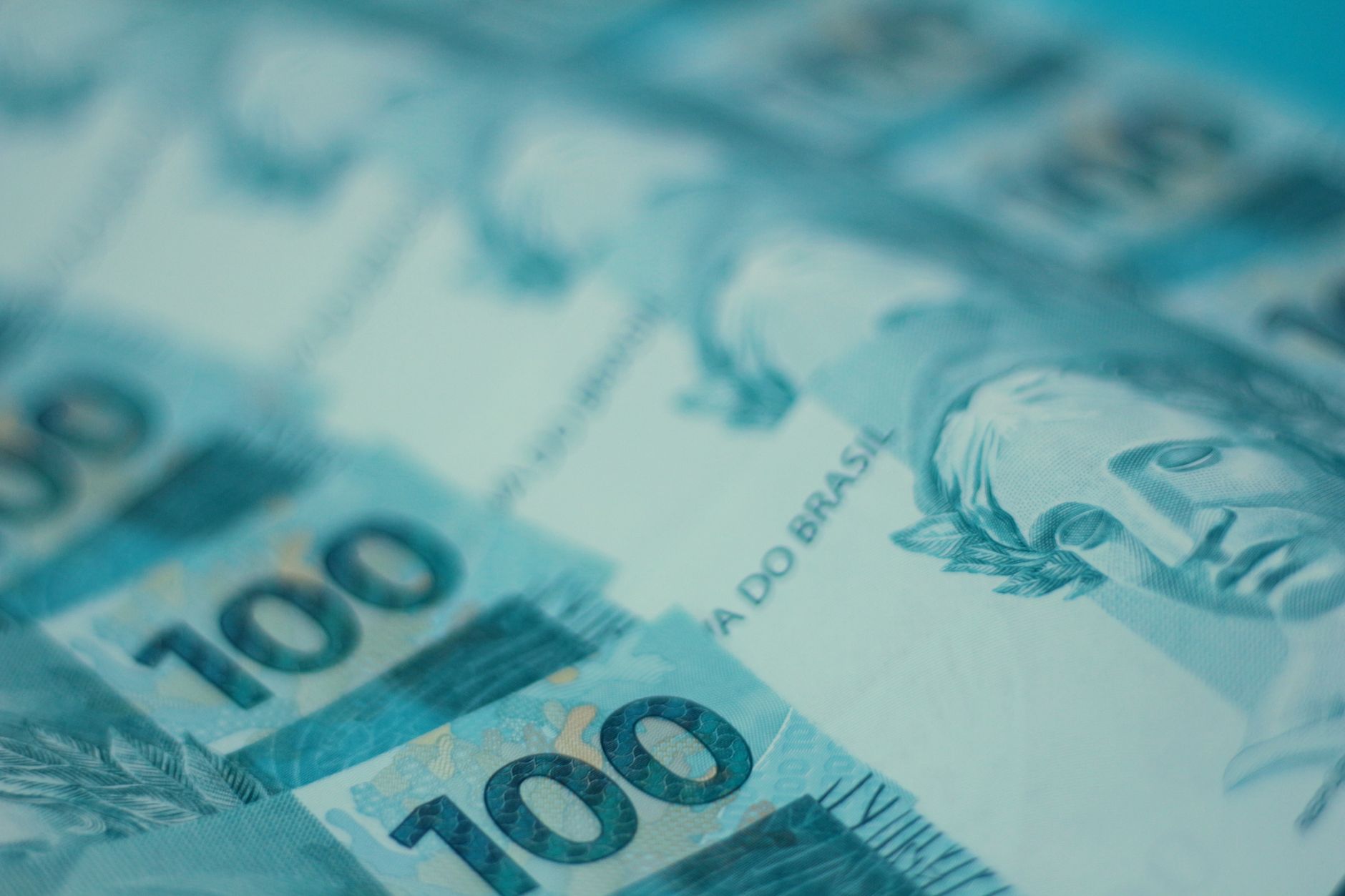 Fenômeno histórico que assusta cientistas pode atingir o mundo inteiro e fazer os preços dos alimentos aumentarem no Brasil em 2027 2 Vista detalhada de 100 notas de 100 reais brasileiros, enfatizando o tema de moeda e finanças.