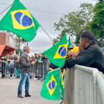 Flávio Bolsonaro muda rota e desembarca no Aeroporto Regional antes de agenda em Juiz de Fora 15 flavio bolsonaro apoiadores felipe couri