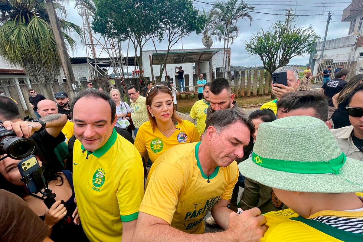 Durante campanha em Juiz de Fora, Flávio Bolsonaro diz que vai ‘reorganizar as instituições’