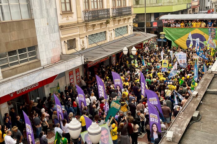 Flávio Bolsonaro afirma usar mesma camisa ao percorrer trajeto feito pelo pai em 2018, quando foi esfaqueado 1 flávio bolsonaro
