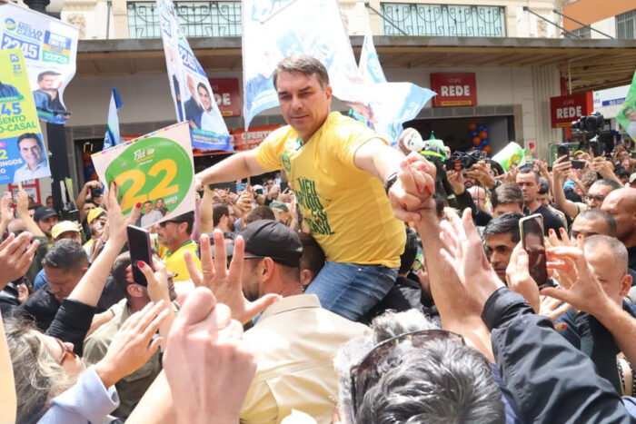 Flávio Bolsonaro afirma usar mesma camisa ao percorrer trajeto feito pelo pai em 2018, quando foi esfaqueado 2 flavio bolsonaro ombro leonardo costa
