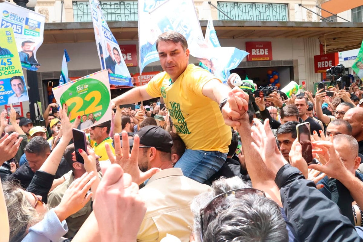 Flávio Bolsonaro afirma usar mesma camisa ao percorrer trajeto feito pelo pai em 2018, quando foi esfaqueado