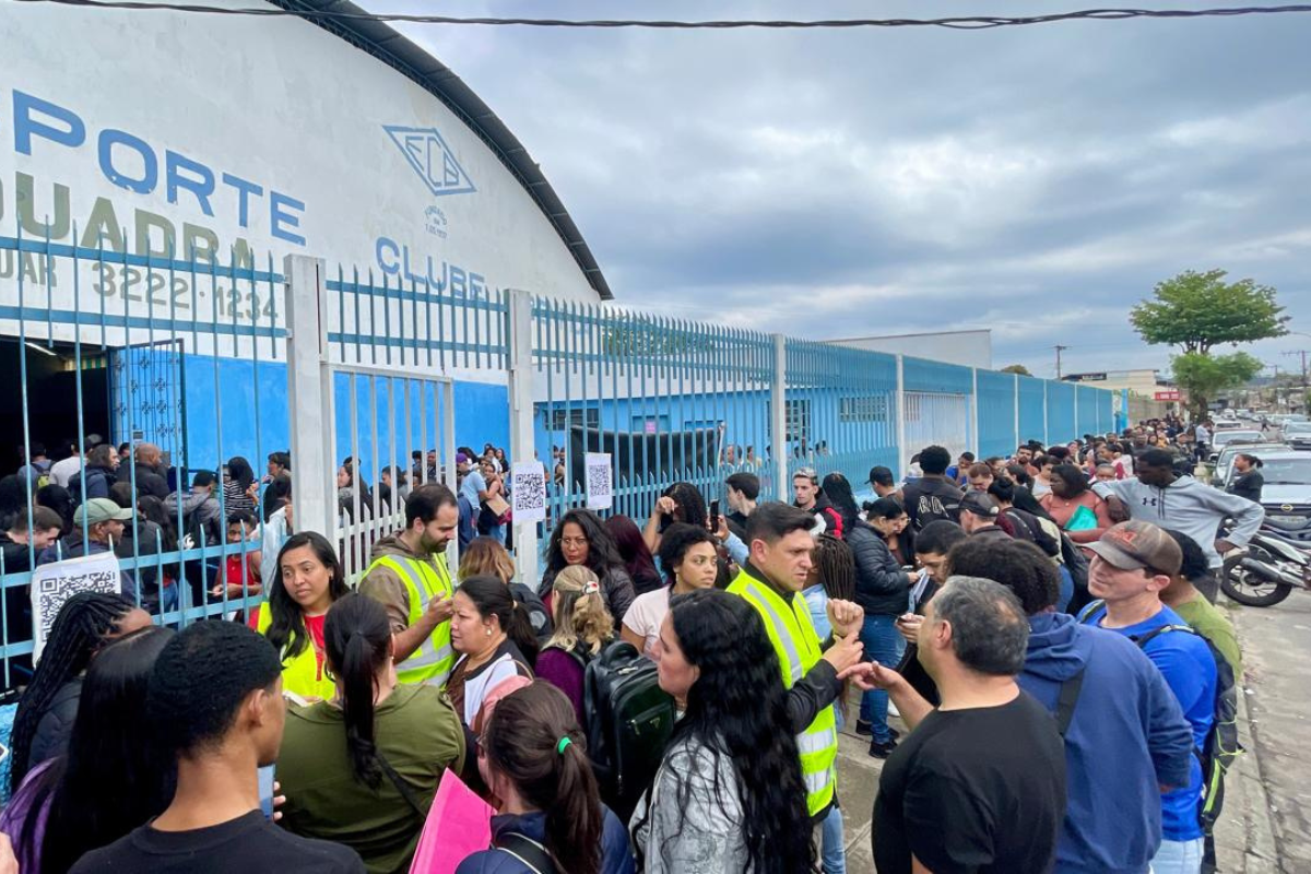 Centenas de pessoas enfrentam fila em mutirão de empregos do Mercado Livre em JF