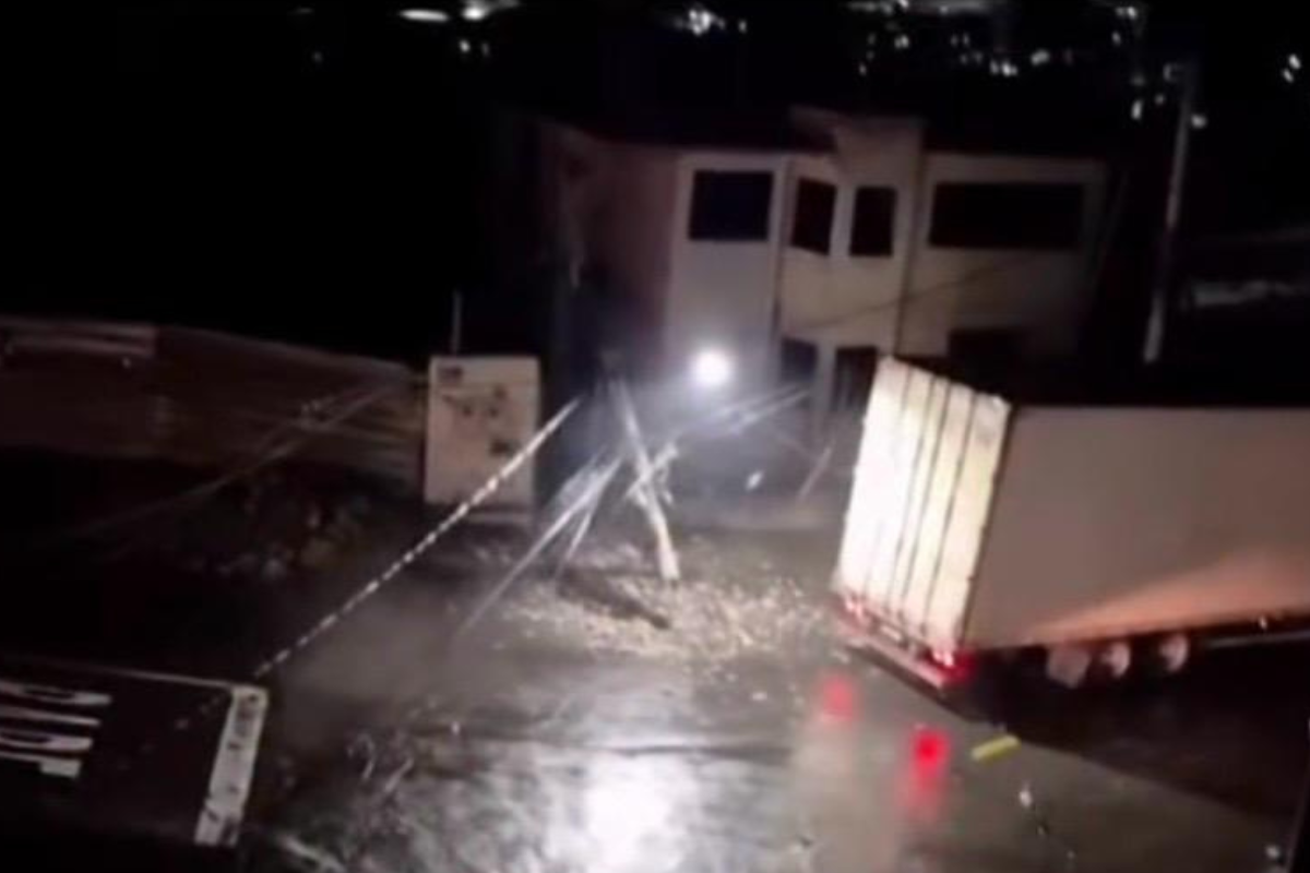 Caminhão atinge poste, interdita via e deixa 110 clientes sem energia na Zona Norte de Juiz de Fora