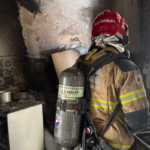 Incêndio atinge apartamento; nove pessoas são retiradas de prédio 8 fotos 8