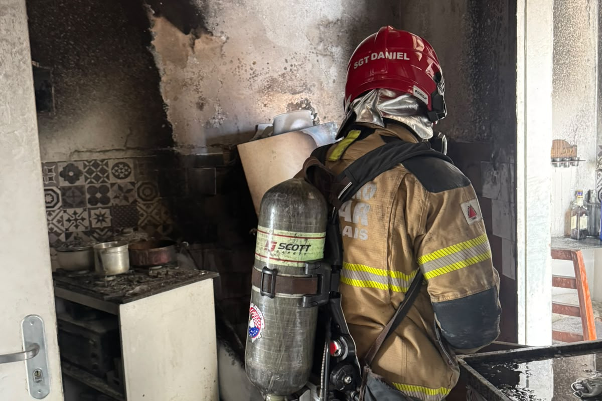 Incêndio atinge apartamento; nove pessoas são retiradas de prédio
