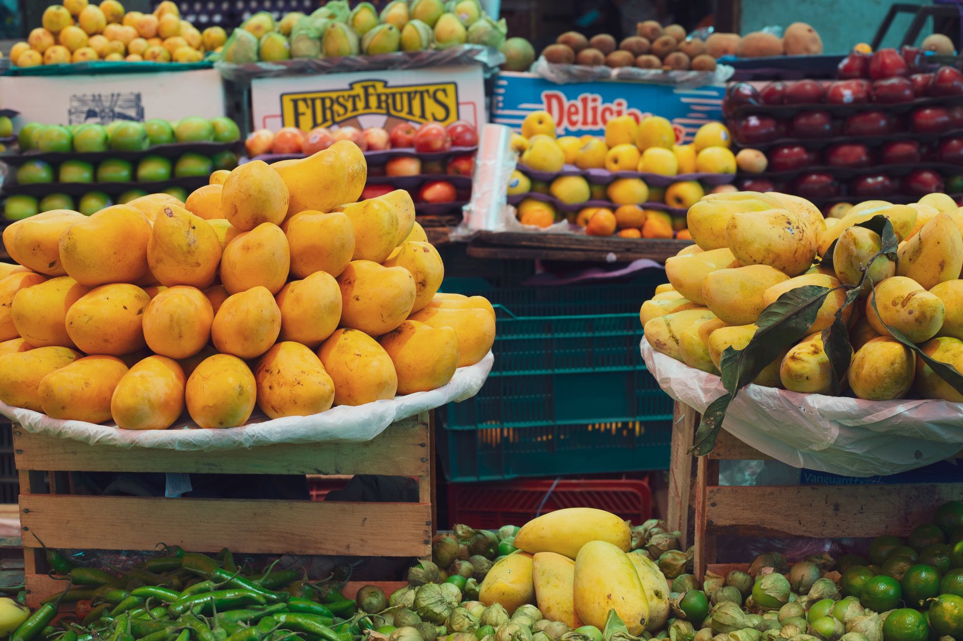Fruta pode fazer bem ao coração, mas estudo com 371 mil pessoas encontrou um detalhe que muda a forma como muita gente consome esse alimento no dia a dia 1 Frutas exóticas frescas em exposição num mercado animado na Cidade do México, com destaque para mangas tropicais e muito mais.