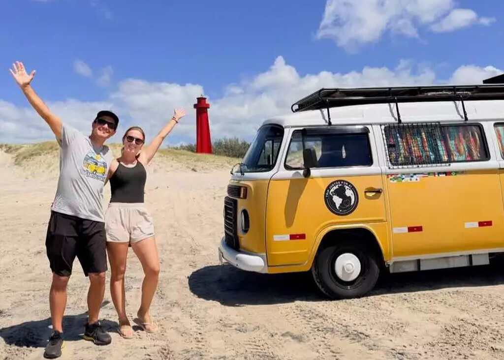 Funcionária de escritório e caminhoneiro abandonam a rotina no Rio Grande do Sul, transformam uma Kombi em casa e cruzam 19 estados e quatro países