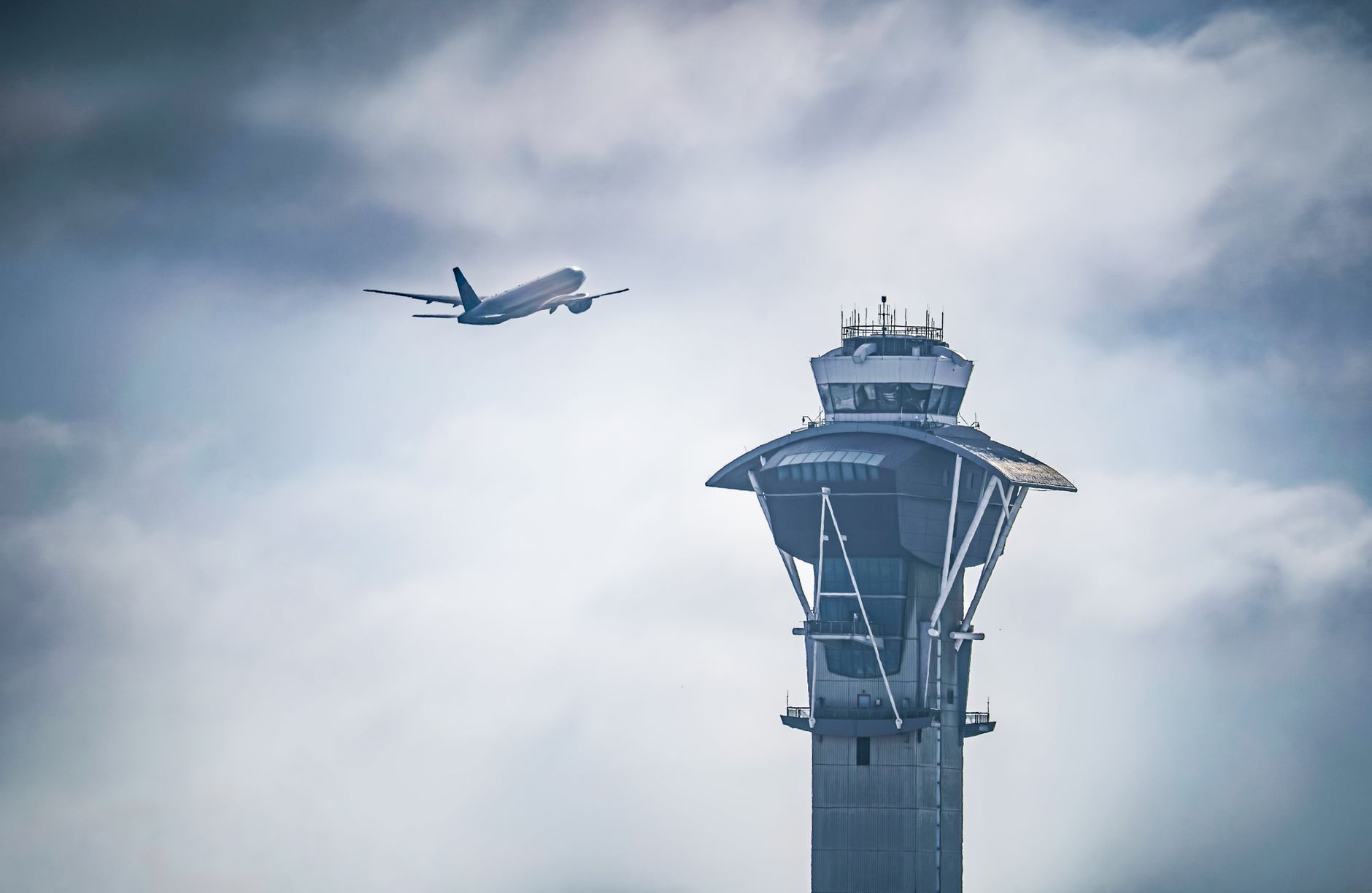 Há 46 anos, empresário e piloto desapareceram durante um voo no Brasil e nunca mais foram encontrados, transformando uma viagem comum em um dos grandes mistérios da aviação 2 Imagem impressionante de um avião decolando perto da icônica torre de controle do Aeroporto Internacional de Los Angeles (LAX), em Los Angeles, Califórnia.