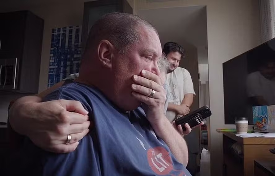 Homem com doença grave perde a capacidade de falar, recebe chip experimental no cérebro e consegue dizer “eu te amo” à esposa usando apenas a força do pensamento