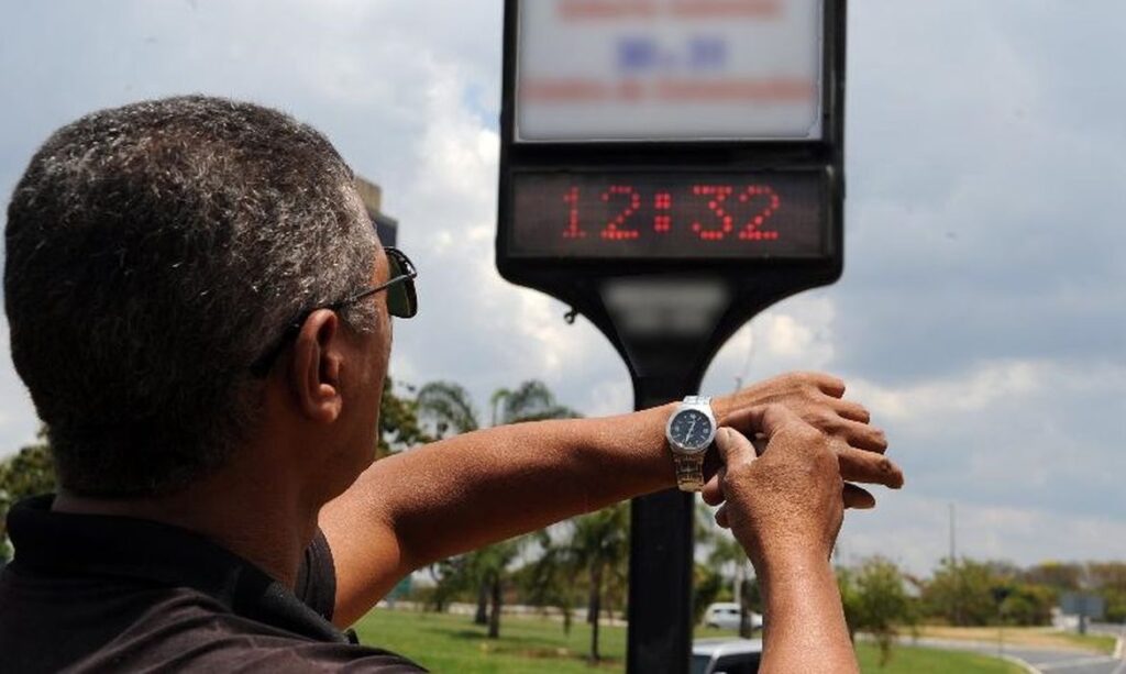 Horário de verão deve voltar ao Brasil após 7 anos suspenso e brasileiros podem ter que adiantar o relógio novamente